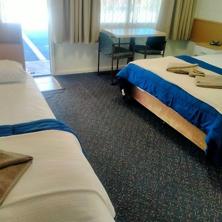 Oakey Motel Екстер'єр фото